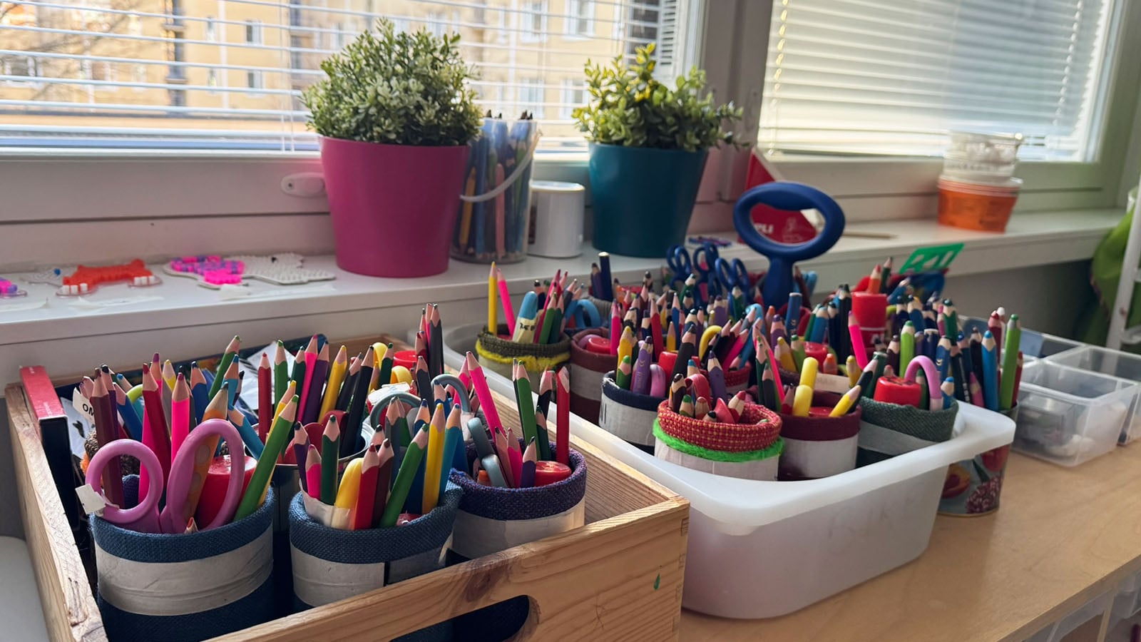 Päiväkoti Sunshine Sorsapuiston kynälaatikot, jossa on paljon värikkäitä kyniä